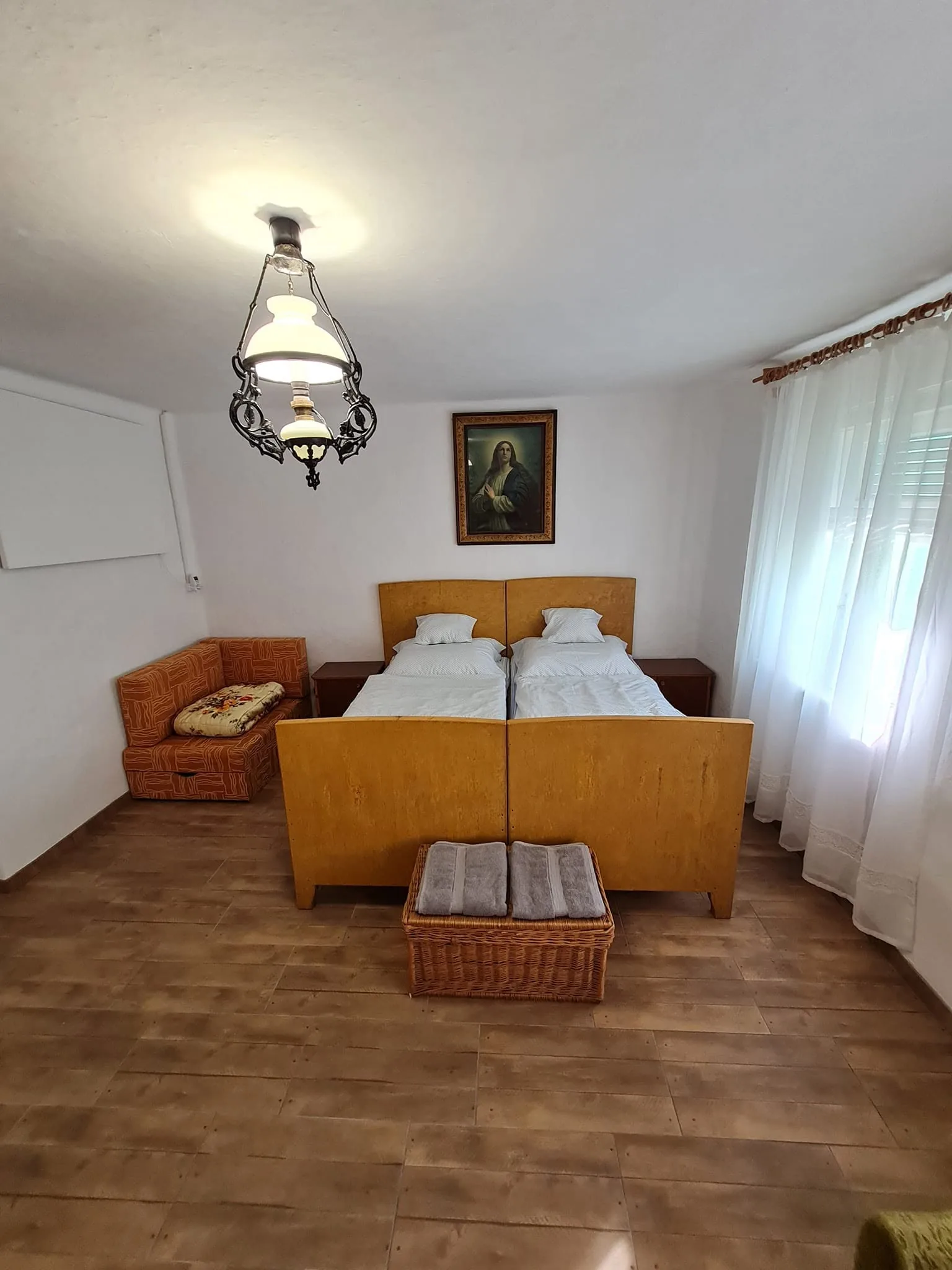 Rusztikus belső tér ágyakkal